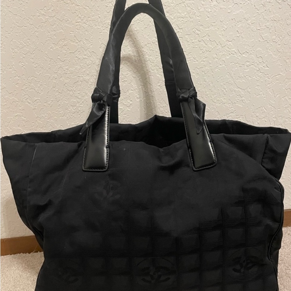 CHANEL Black Quilted Tote Bag with Leather Handles - Picture 2 of 15